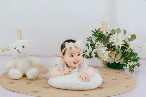 供卵助孕联系方式四个月宝宝揉眼睛
